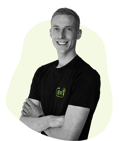 Hessel van der Wal, adviseur en installateur bij DEVI, in DEVI-shirt met de armen over elkaar