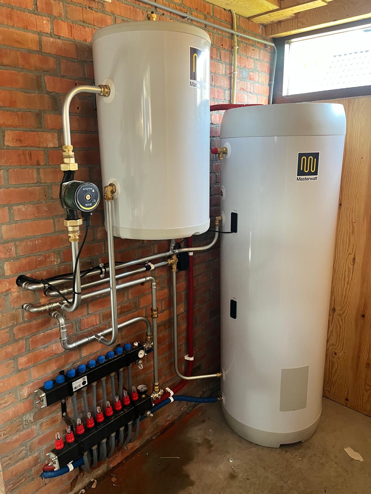 Warmtepompboiler en buffervat geïnstalleerd in een technische ruimte