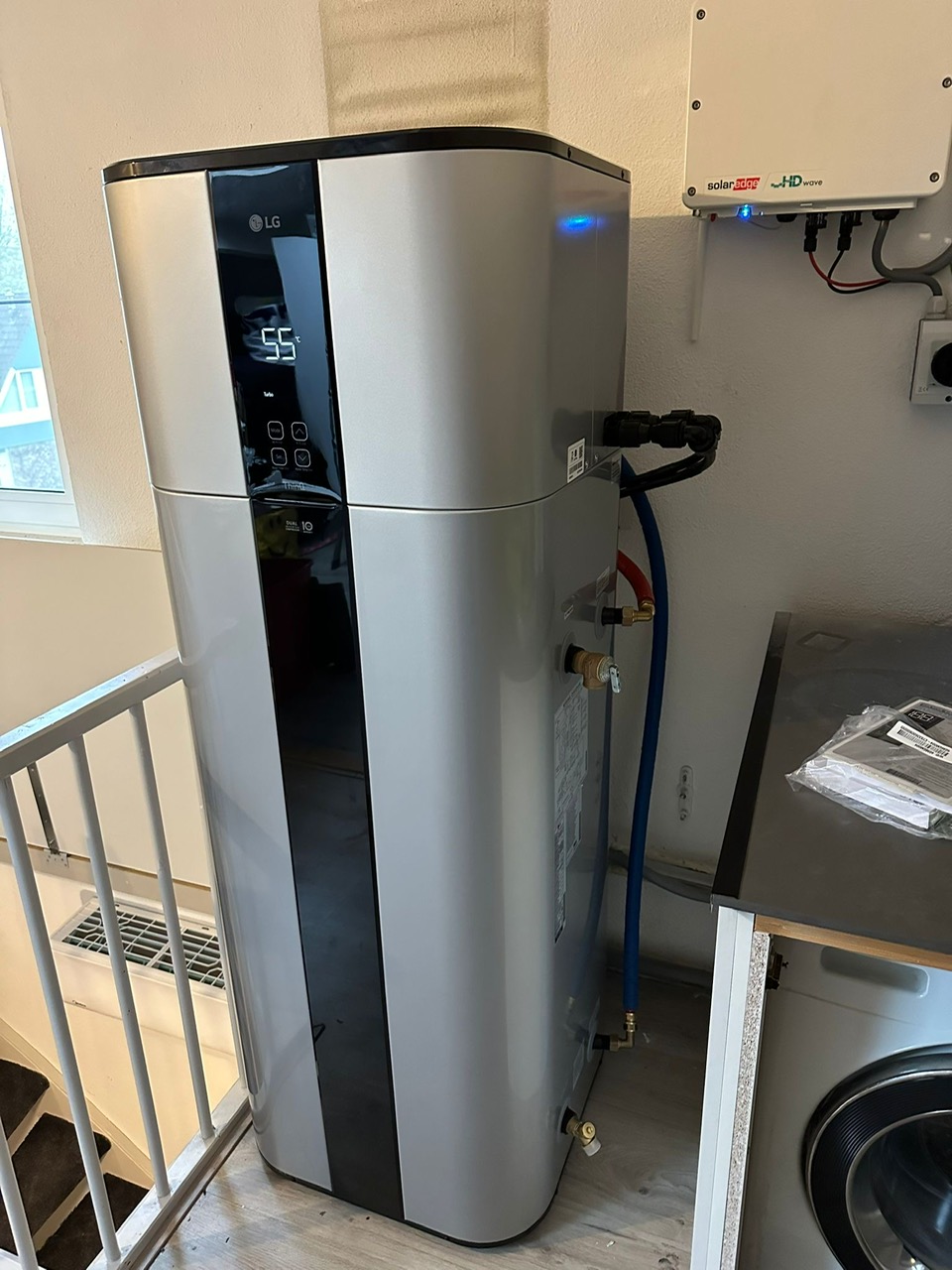 Geïnstalleerde LG warmtepompboiler in een bijkeuken