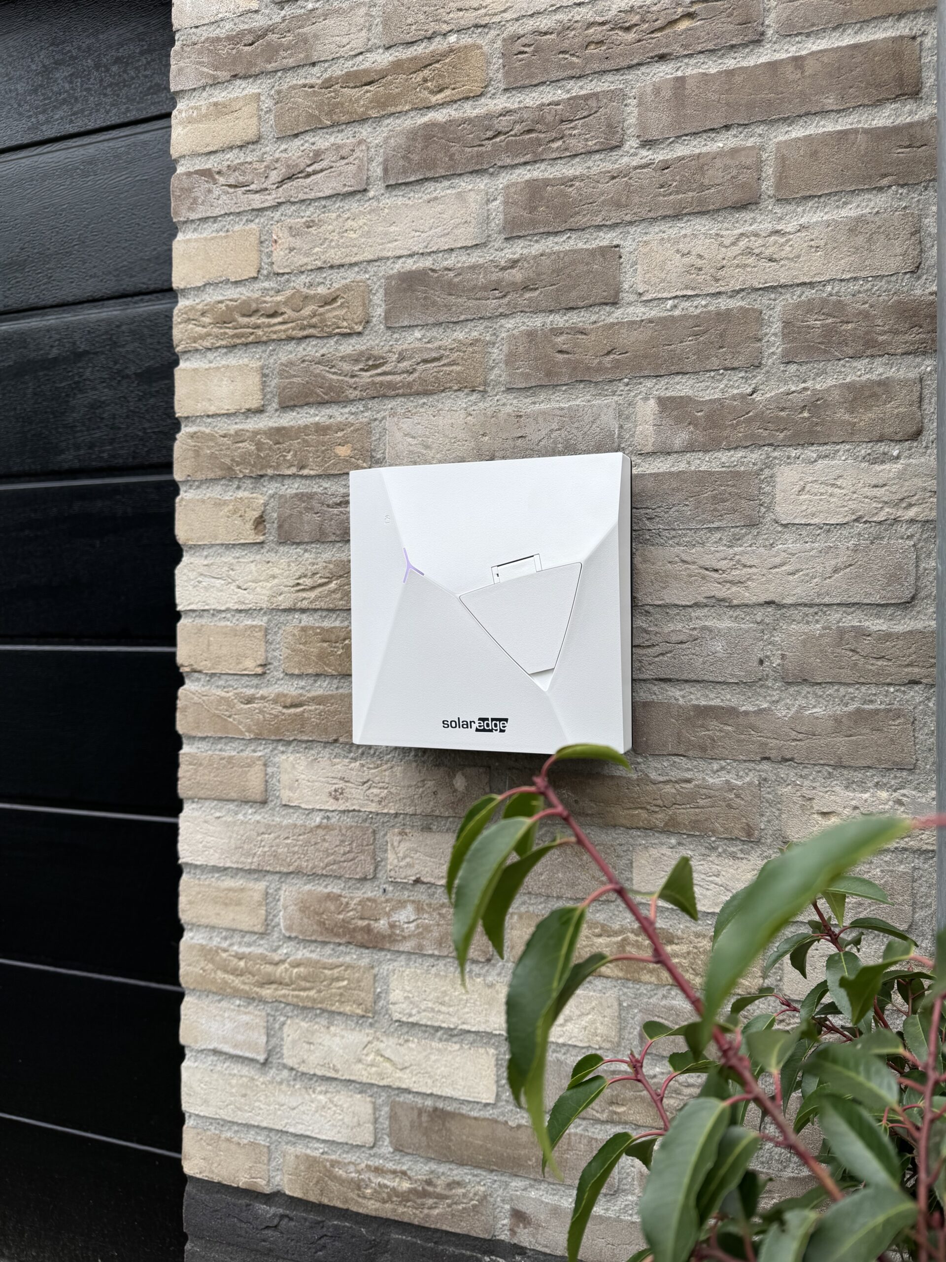 SolarEdge laadpaal geïnstalleerd aan een gevel