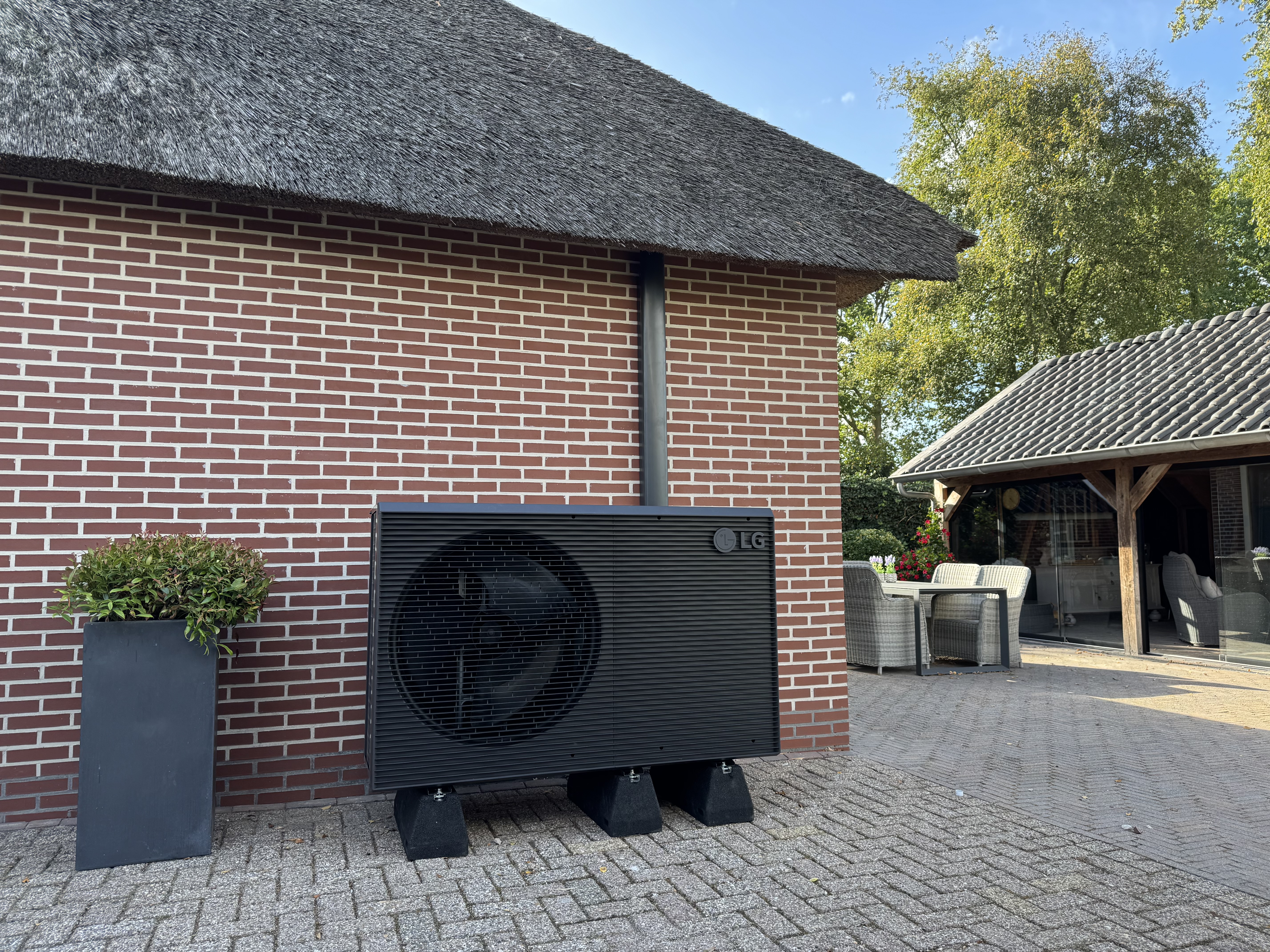 LG warmtepomp geïnstalleerd tegen de gevel van een moderne woning