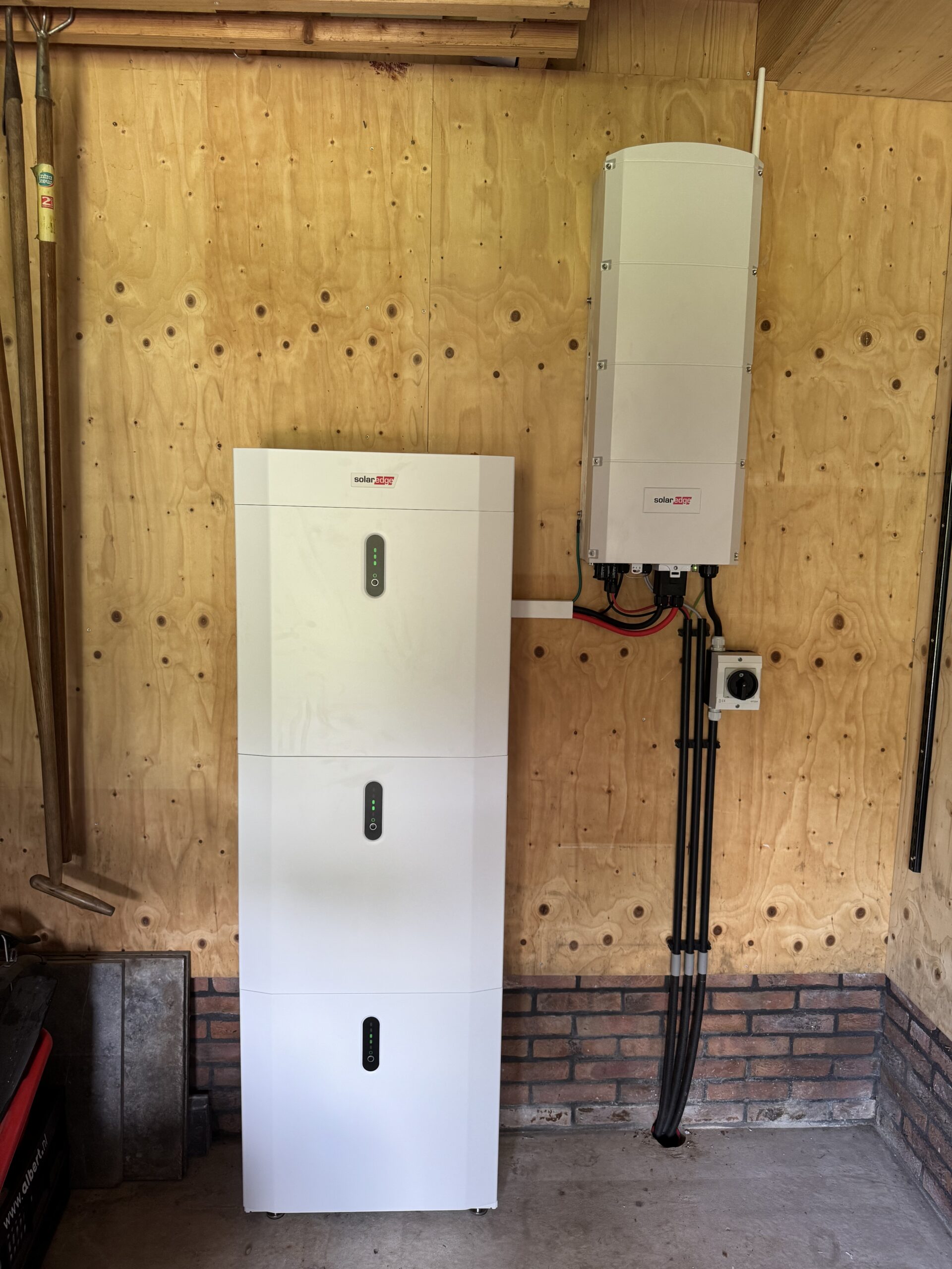 SolarEdge thuisbatterij en omvormer geïnstalleerd in een schuur