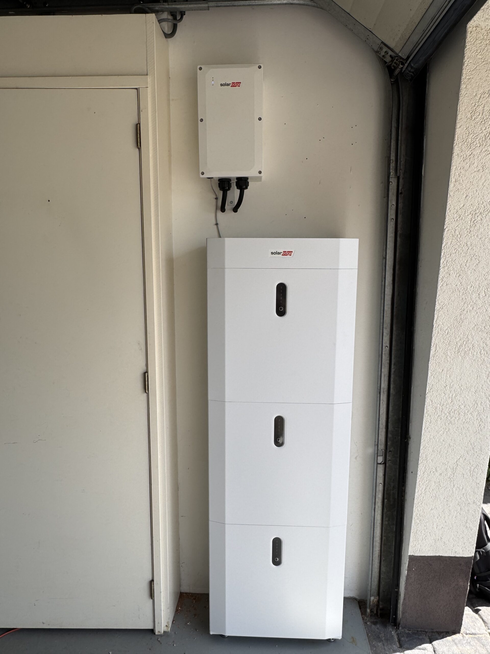 SolarEdge thuisbatterij met omvormer geïnstalleerd in een garage