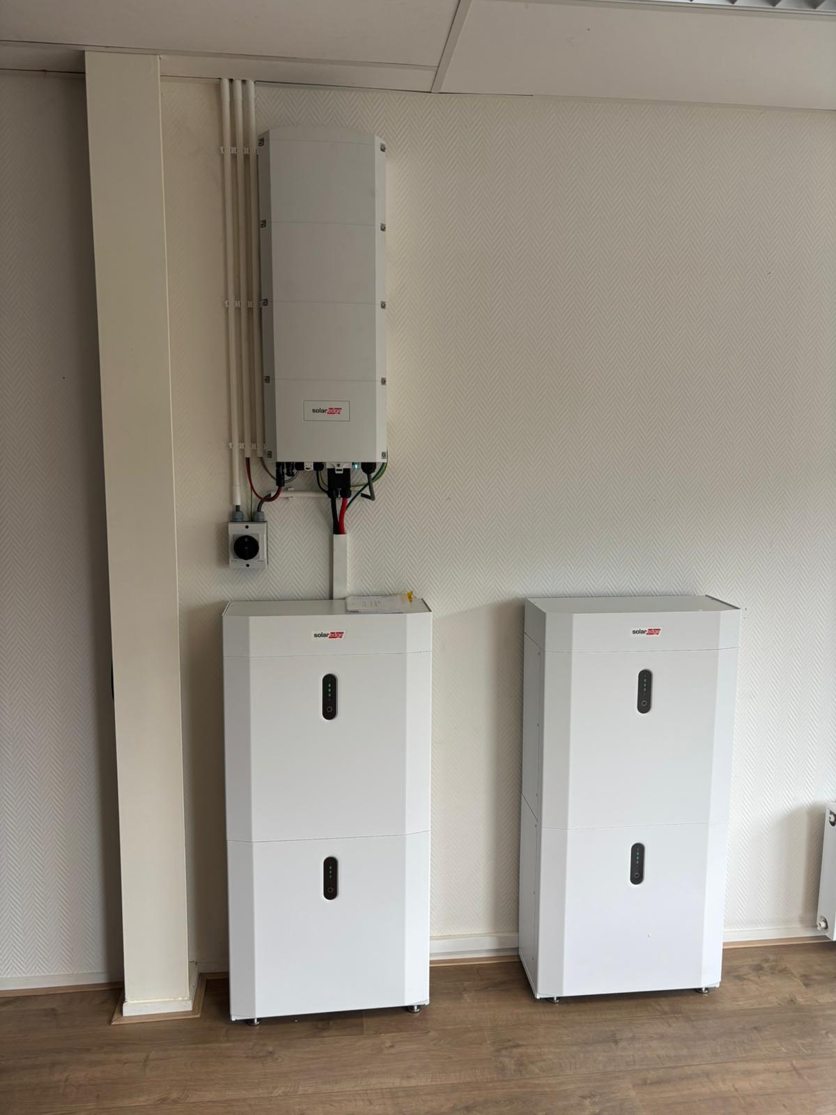 Drie SolarEdge thuisbatterijen met omvormer aan de muur