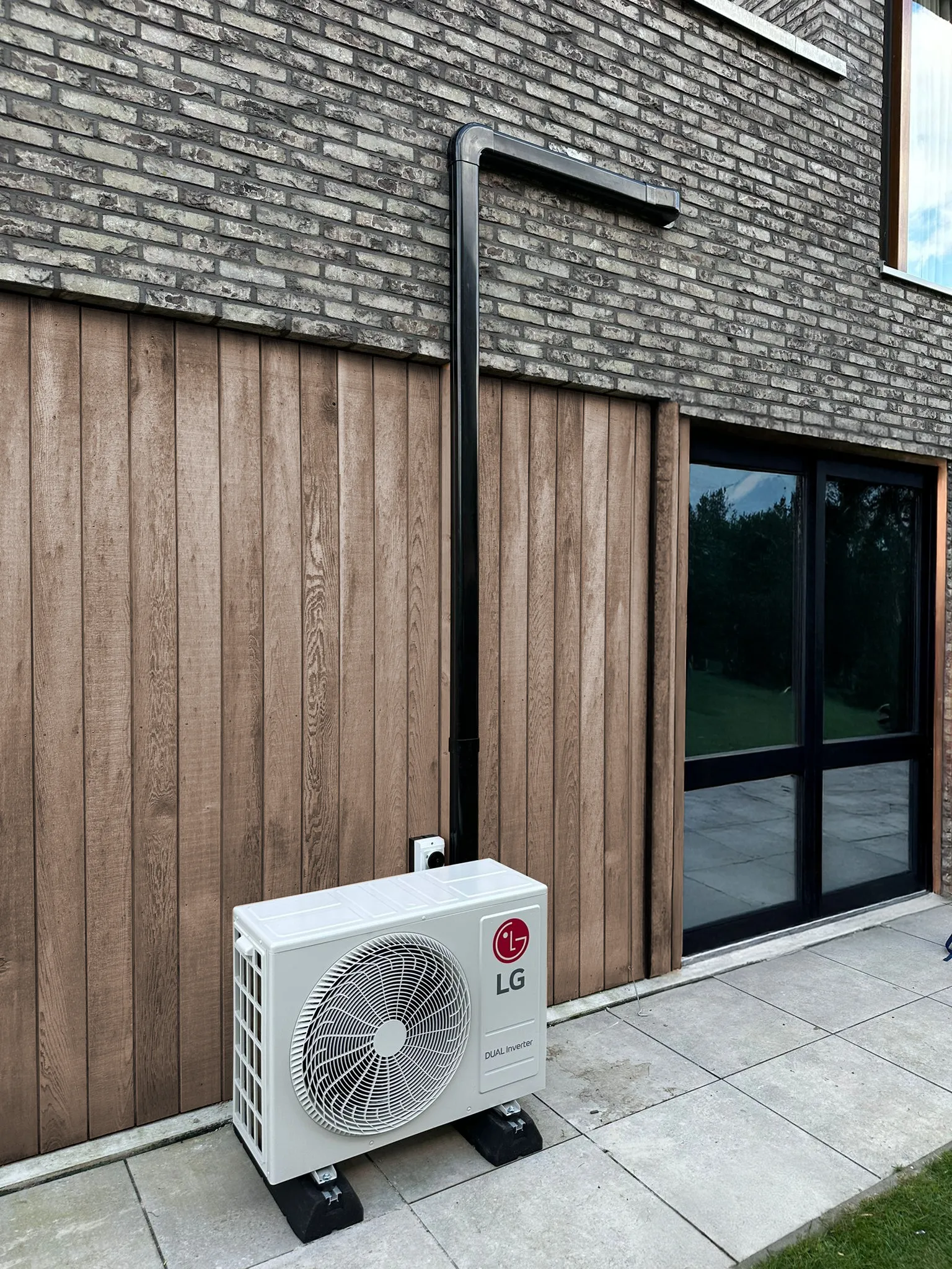 LG airco buitenunit geplaatst tegen de gevel
